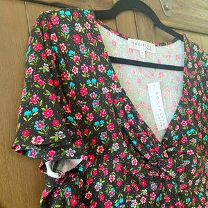 ✨Socialite Floral Twist Front Top